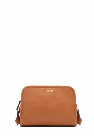 Borsa a tracolla in pelle tan con superficie texture, accento del logo dorato e chiusura con zip. Presenta una tracolla regolabile e forma rettangolare.