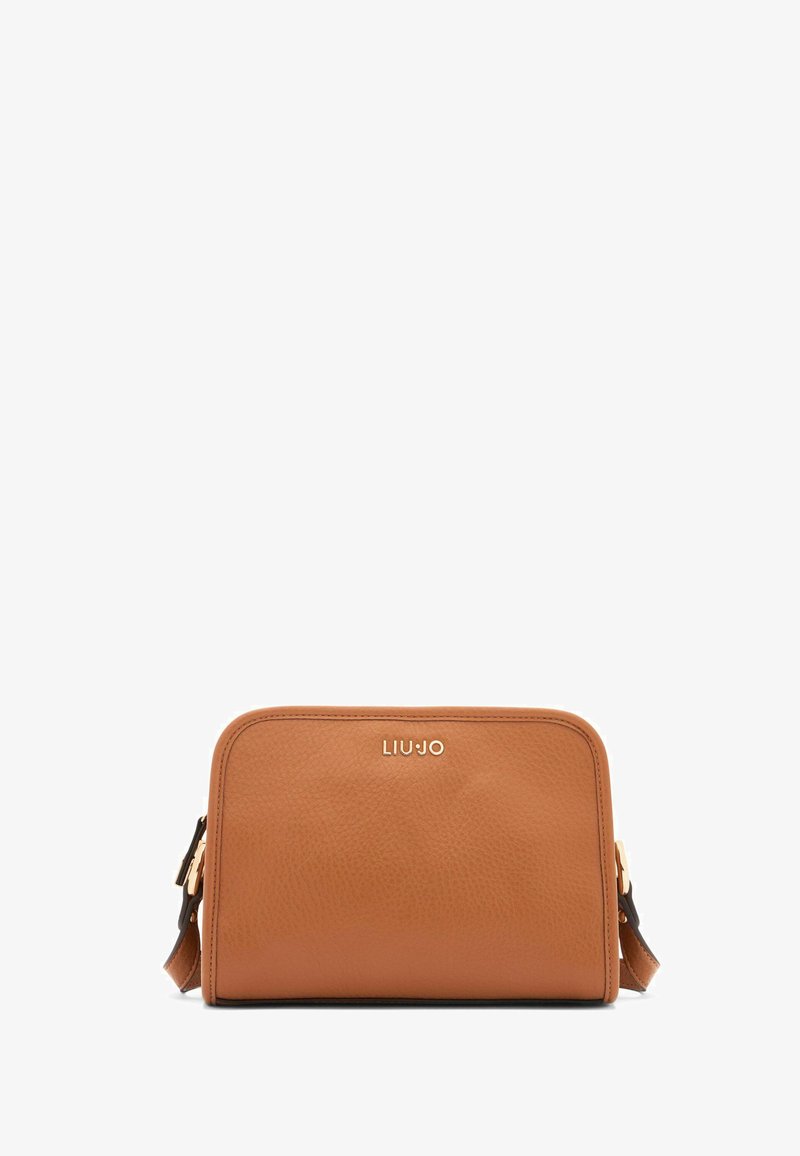 Borsa a tracolla in pelle tan con superficie texture, accento del logo dorato e chiusura con zip. Presenta una tracolla regolabile e forma rettangolare.