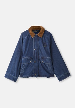 Veste en denim bleu avec col en velours côtelé marron, devant boutonné, deux poches à rabat et un détail en boucle sur la poitrine sur fond blanc.