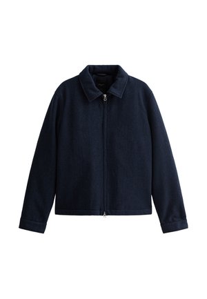 Chaqueta azul marino hecha de una tela texturizada con un patrón de espiga, que cuenta con un cierre de cremallera y un cuello, además de mangas largas con puños.