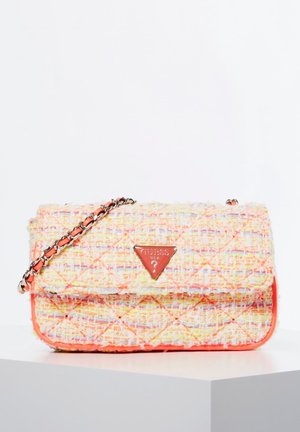Lille quiltet håndtaske med pastelfarvet multicolor tweedstof, orange kant, guldkæde og trekantet Guess-logo på frontklappen.