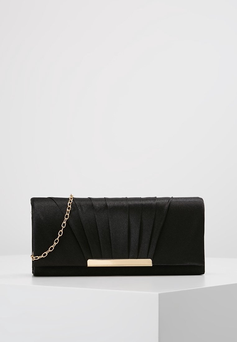 Pochette en satin noir avec un design plissé, accent en barre en métal doré et une chaîne amovible. Forme rectangulaire, texture lisse.