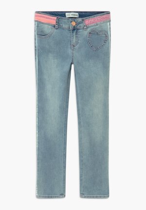 Jeans de mezclilla azul claro con corte recto, que presentan una costura en forma de corazón en el bolsillo trasero y un acento en la cinturilla de color rosa.