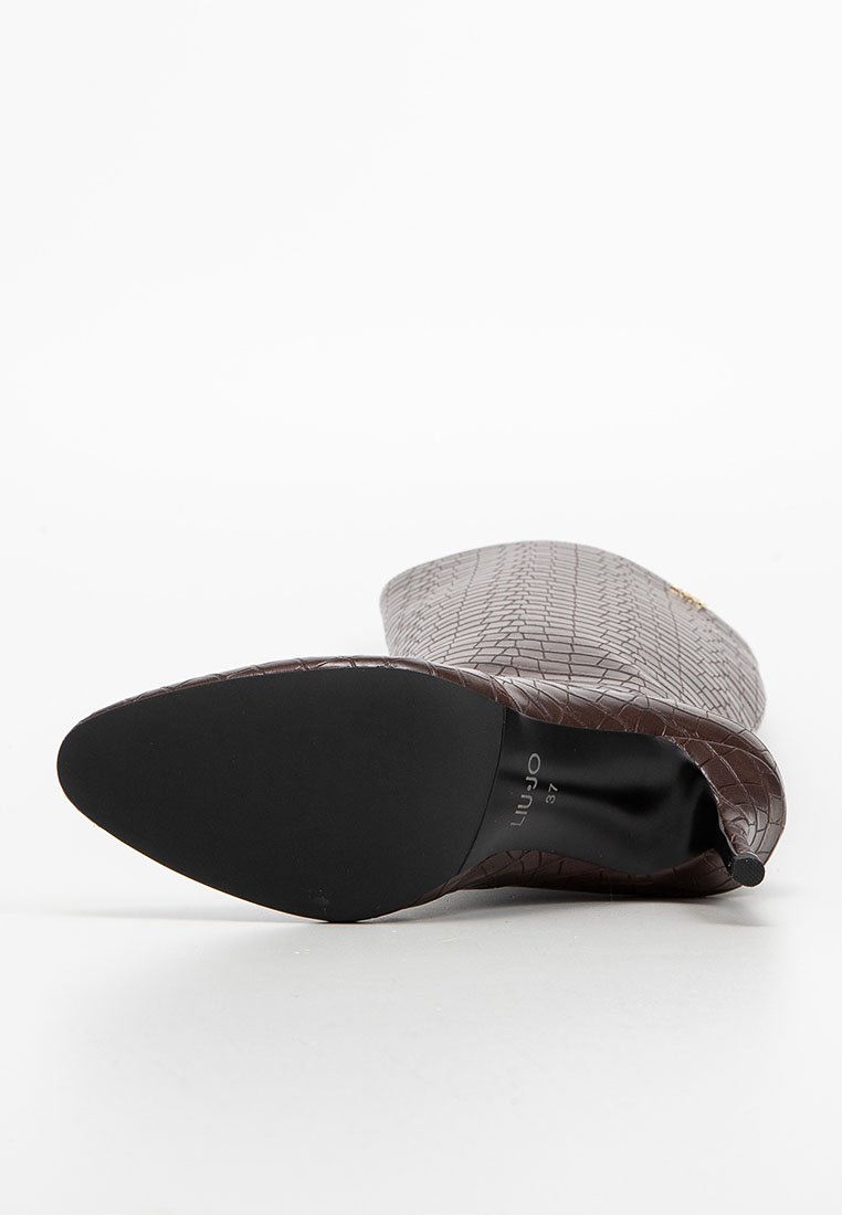 Stivale alla caviglia in finta pelle di coccodrillo marrone, punta affusolata, suola nera, materiale liscio, minimalista, design snello senza decorazioni.