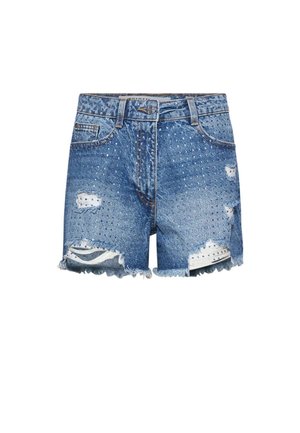 Pantaloncini di jeans con orli sfrangiati, toppe consumate e piccoli borchie d'argento che coprono uniformemente il tessuto.