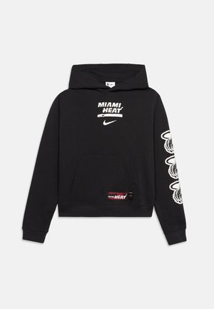 Felpa nera con cappuccio con i loghi "Miami Heat" e Nike sul davanti, grafiche di fiamme bianche sulla manica destra e tasca a marsupio con etichetta.