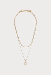 Złota naszyjnik warstwowy z sercowym wisiorkiem o teksturowanej powierzchni, połączonymi złotymi ogniwami łańcuszka i regulowanym zapięciem.