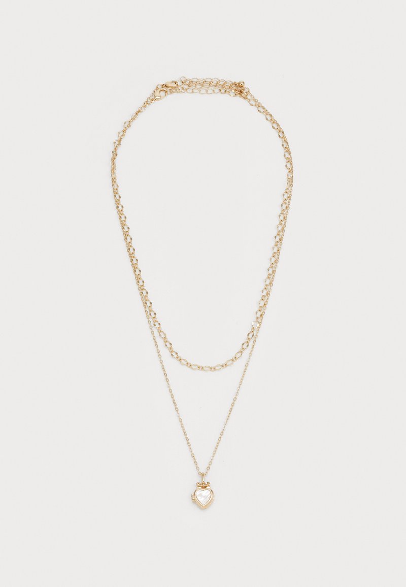 Złota naszyjnik warstwowy z sercowym wisiorkiem o teksturowanej powierzchni, połączonymi złotymi ogniwami łańcuszka i regulowanym zapięciem.