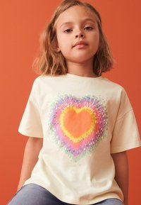 Next SEQUIN TIE DYE HEART  - Nyomott mintás póló - ecru white