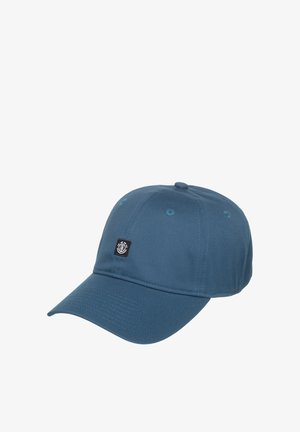 Cappellino da baseball blu a sei pannelli con visiera curva e piccola toppa logo quadrata nera sul lato anteriore sinistro.