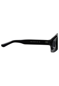 Occhiali da sole neri con montatura spessa, caratterizzati da un design delle aste dritto e lenti trasparenti. Le incisioni sulle aste includono il numero di modello e il marchio CE.