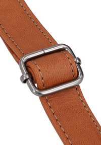 Cintura in pelle color tan con superficie texturizzata, caratterizzata da una fibbia rettangolare in metallo silver e dettaglio di cucitura in contrasto.