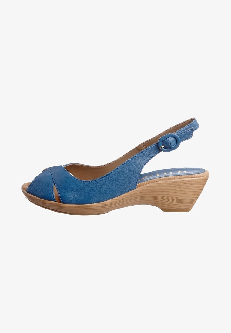 Blå läderöppen tå slingback kilklackssandaler med en plattform i träliknande material, med en spänningsdetalj för justerbar passform och minimal sömnad.