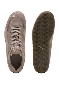 Sneaker in pelle scamosciata marrone chiaro, con design stringato, collo imbottito e suola in gomma testurizzata con motivo. Logo sul lato.