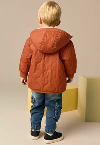 Next REGULAR FIT brązowy