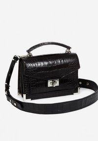 Crna torba teksture krokodilske kože s izrađenim dizajnom, gornjom ručkom, odvojivim remenom i hardverom u srebrnoj boji.