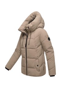 Beige gewatteerde winterjas met hoge kraag en capuchon, voorkant met rits, zijzakken met knopen en zwart logo op de linkermouw.