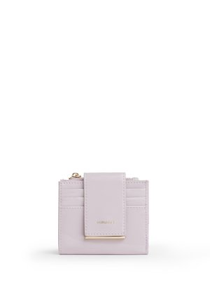 Piccolo portafoglio in pelle rosa chiaro con cerniera dorata e sei scomparti per carte, patta anteriore fissata con chiusura magnetica con rifinitura dorata.