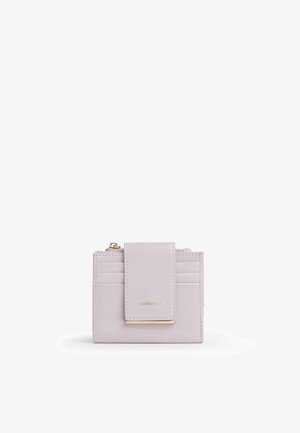 Piccolo portafoglio in pelle rosa chiaro con cerniera dorata e sei scomparti per carte, patta anteriore fissata con chiusura magnetica con rifinitura dorata.