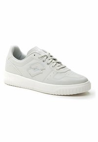 Graue Leder-Sneaker mit strukturiertem Obermaterial, weißer Gummisohle und tonalem Stich. Verfügt über Perforationen für Atmungsaktivität und ein Logodesign.