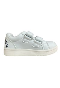 Sneaker bianca con tomaia liscia, doppio strap in Velcro, accenti laterali testurizzati e suola in gomma con un motivo di battistrada testurizzato.