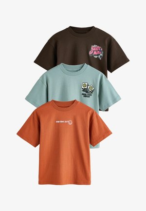Drei Kurzarm-T-Shirts: braun mit rosa und schwarzen Grafiken, hellblau mit grünen Grafiken und orange mit weißem Text. Baumwollmaterial, Rundhalsausschnitt.