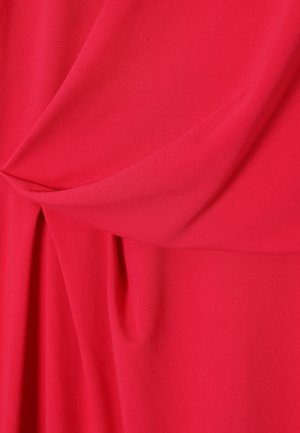 Tela roja con una textura suave, presentando pliegues drapeados y suaves recogidos, creando una apariencia fluida. Sin patrones visibles ni elementos metálicos.