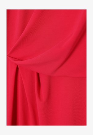 Sarkans audums ar gludu tekstūru, ar nokareniem krokām un maigiem savilcieniem, radot plūstošu izskatu. Nav redzamu rakstu vai metalizētiem elementiem.