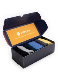 Socken-Geschenkset in einer blauen Box mit fünf Paaren in Grau, Schwarz, Blau und Gelb. Die Box hat ein oranges Etikett mit dem Markennamen "ciocca."