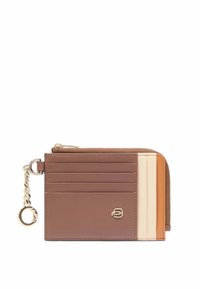 Portafoglio in pelle marrone con molteplici scomparti per carte in colori chiari, accessori in oro, una cerniera e una catena con gancio portachiavi.