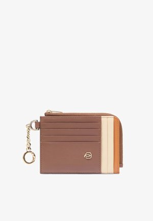 Bruine leren portemonnee met meerdere kaartvakken in lichte kleuren, gouden beslag, een ritssluiting en een ketting met een sleutelhanger bevestiging.