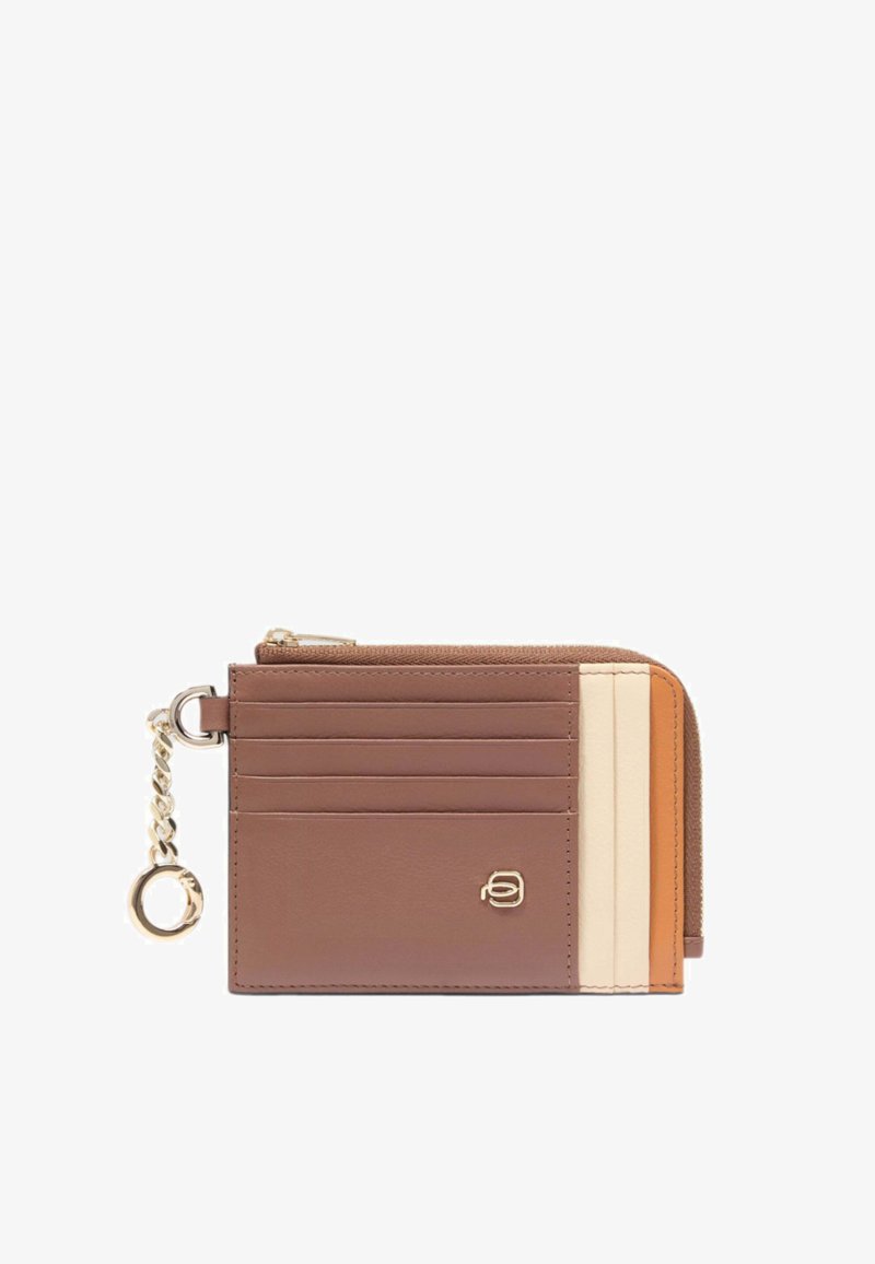 Portafoglio in pelle marrone con molteplici scomparti per carte in colori chiari, accessori in oro, una cerniera e una catena con gancio portachiavi.