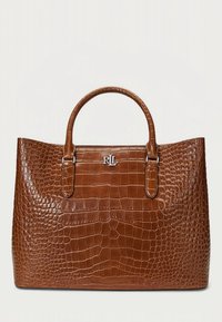 Mala de mão em couro castanho com textura de crocodilo, alças superiores duplas e detalhe de logótipo prateado. Forma estruturada com design aberto na parte superior.