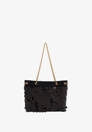 Fekete flitteres táska fényes textúrával, fekete bőr díszítéssel és arany lánc pánttal. Széles nyitott teteje és dekoratív szerelvényei vannak.
