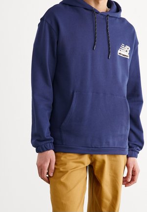 Navyblauwe sweatshirt met capuchon, koord, voorzak en elastische manchetten; heeft een logo met tekst op de linkerkant van de borst.