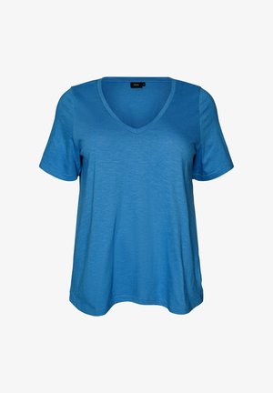 T-shirt bleu à manches courtes et col en V pour femme, coupe décontractée et tissu texturé, suspendu sur un fond blanc.