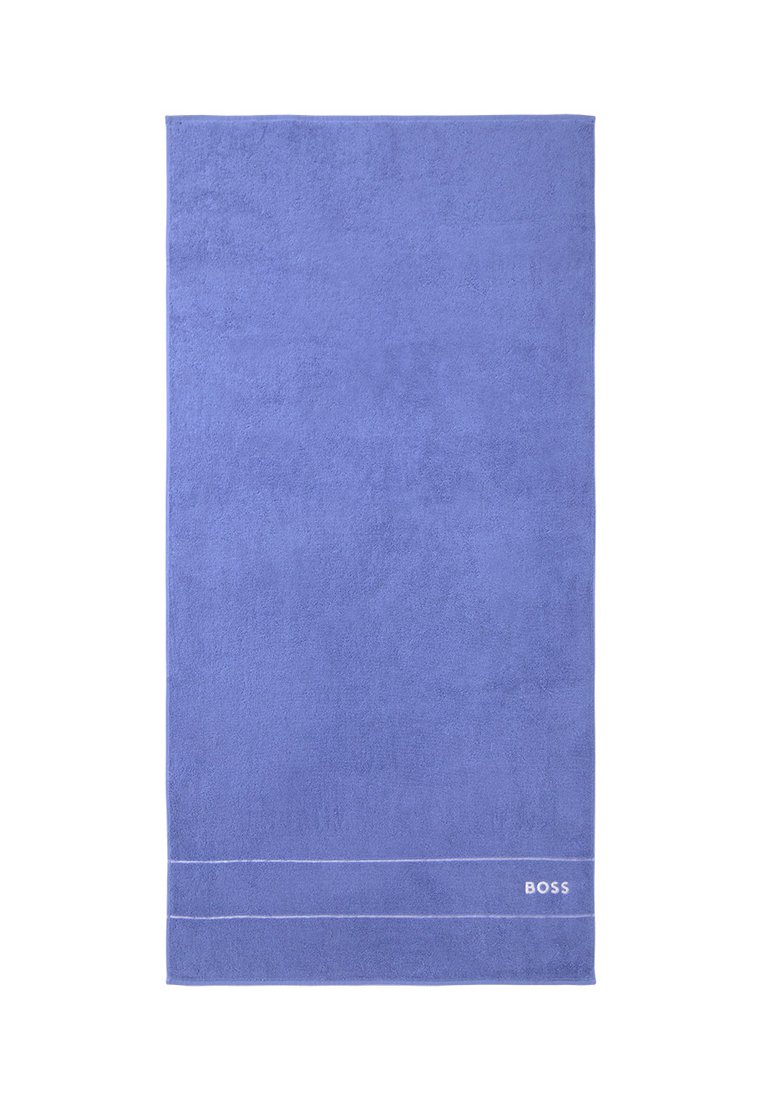 Weiches blaues rechteckiges Handtuch mit zwei dünnen weißen Streifen nahe einer Kante und dem "BOSS"-Logo in weißen Buchstaben.