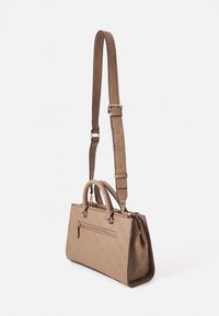 Borsa a tracolla marrone con superficie testurizzata, dotata di doppi manici e una tracolla removibile. Include una tasca con zip sul fronte e un motivo con logo in rilievo.