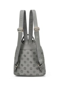 Sac à dos en simili cuir gris avec des motifs de logo gaufrés, deux bretelles réglables et des accents en métal. Forme arrondie, design minimaliste.