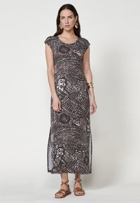 Langes, braunes Kleid mit Muster, rundem Ausschnitt, kurzen Ärmeln und seitlichen Schlitzen, das abstrakte Designs in hellen und dunklen Schattierungen zeigt.