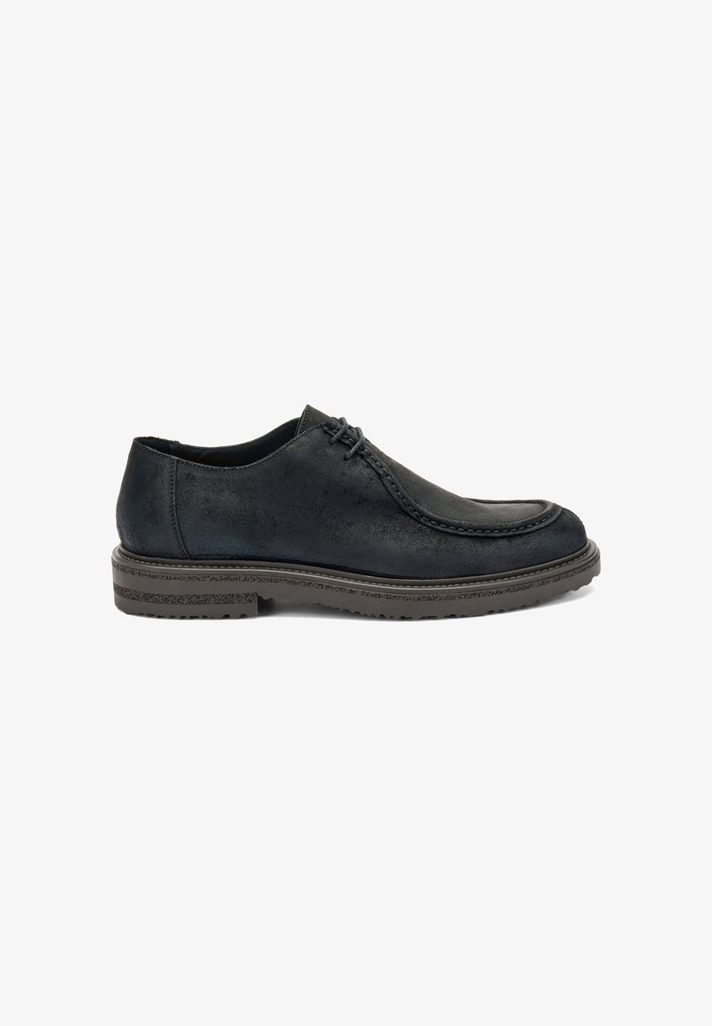 Zapato de vestir de cuero oscuro con un acabado suave, con punta redondeada, cordones y una suela de goma texturizada. Enfoque en un estilo elegante pero informal.
