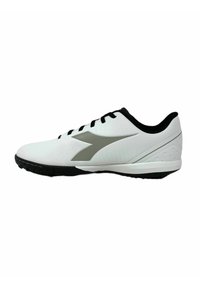 Scarpa da ginnastica bianca con logo grigio, lacci neri e dettagli neri. Presenta una tomaia liscia, suola texturizzata e colletto imbottito.