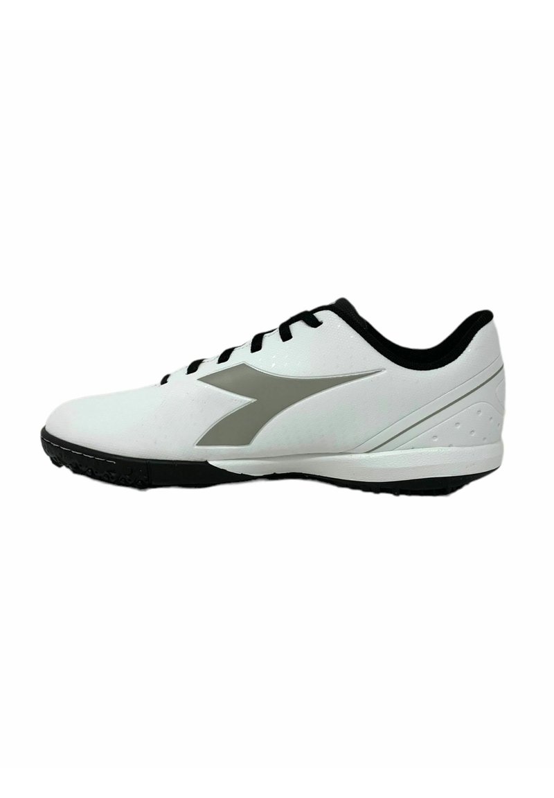 Scarpa da ginnastica bianca con logo grigio, lacci neri e dettagli neri. Presenta una tomaia liscia, suola texturizzata e colletto imbottito.