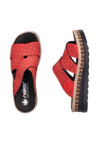 Sandales rouges à enfiler avec des brides croisées présentant des motifs perforés, une semelle intérieure noire rembourrée et une semelle en forme de coin au look en liège texturé.