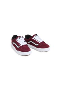 Sneakers in suede bordeaux con lacci bianchi e suola in gomma. Presentano dettagli neri e il logo sulla linguetta, design a basso profilo e superficie testurizzata.