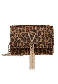 Leopardikuvioinen pehmeäkarvainen clutch-laukku, jossa on kultainen V-logo ja putoava ketjuhapsu. Laukussa on kullanvärinen ketjuhihna ja taitettava muotoilu.