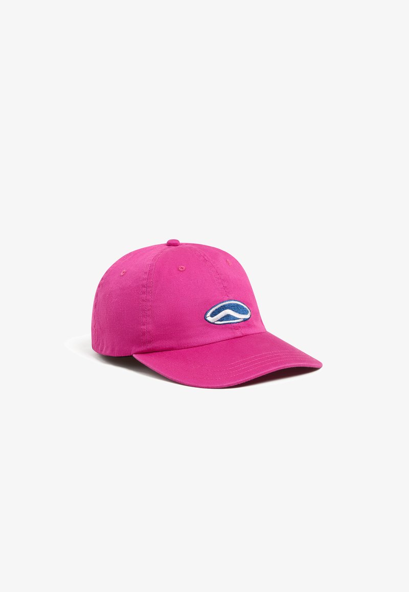 Rosa baseballkeps i tyg med en böjd skärm. Har ett blått abstrakt logotypmärke framtill. Enkel och strukturerad design.