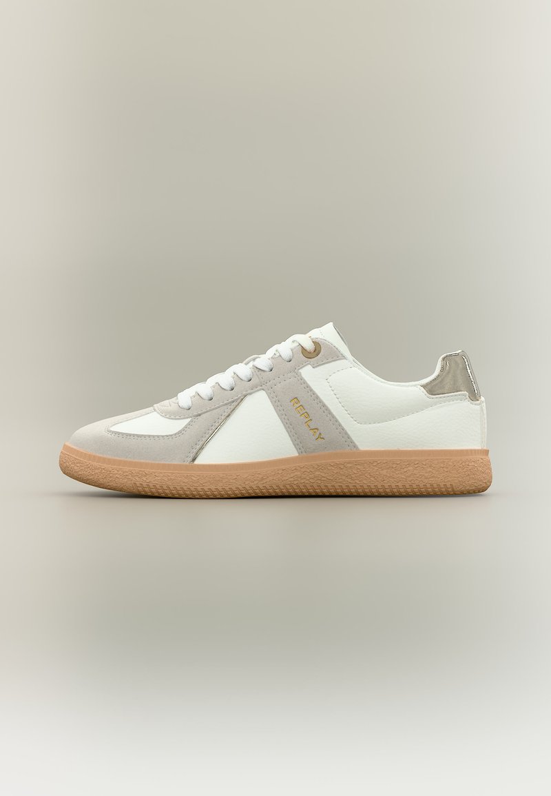 Baskets blanches et gris clair avec semelle en caoutchouc beige et logo "REPLAY" sur le côté, présentées de profil sur un fond neutre.
