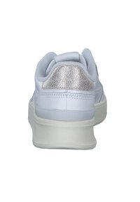 Baskets blanches avec un capuchon de talon en argent texturé, un col rembourré et une épaisse semelle en caoutchouc blanc. Surface lisse, design minimaliste sans motifs.