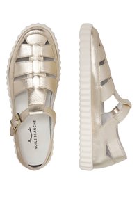 Metallic gold Mary Jane Schuhe mit Cut-out-Design, breitem Riemen und weißer klobiger Sohle. Verfügt über ein strukturiertes Ledermaterial und eine verstellbare Schnalle.